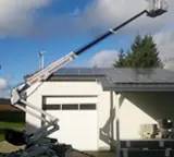 Arbeitsbühne an einem Gebäude