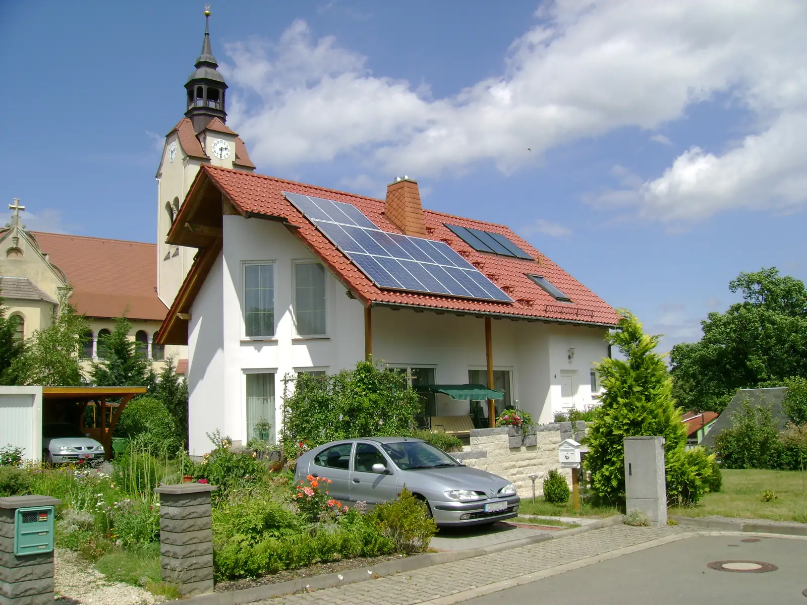 Einfamilienhaus mit Solaranlage auf dem Ziegeldach
